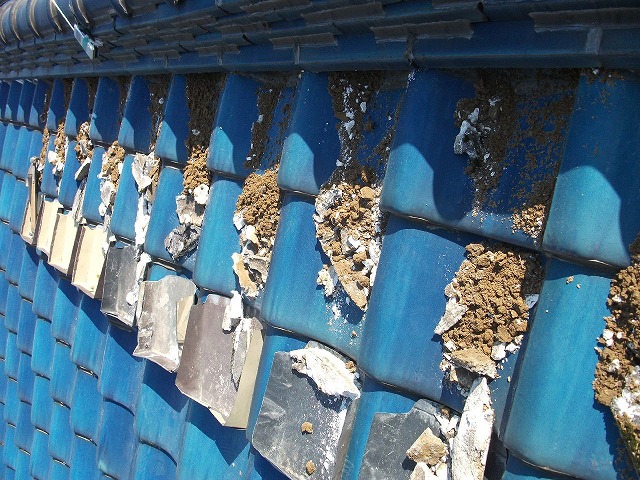 日進市で劣化した瓦屋根の棟の漆喰を撤去して詰め直しました